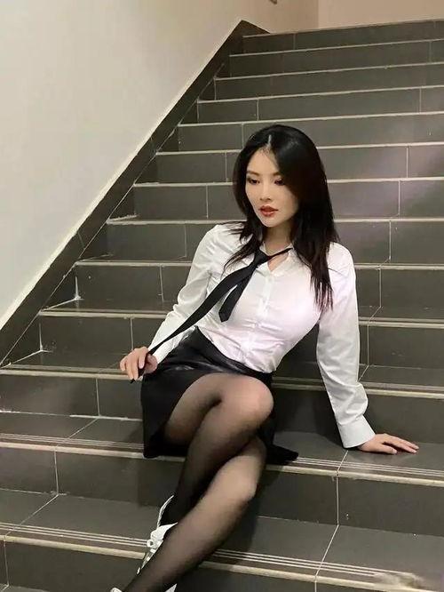 徐冬冬丝袜美腿照,性感魅力尽展无遗