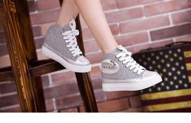 小女生帆布鞋丝袜,小女生帆布鞋搭配丝袜的潮流解析